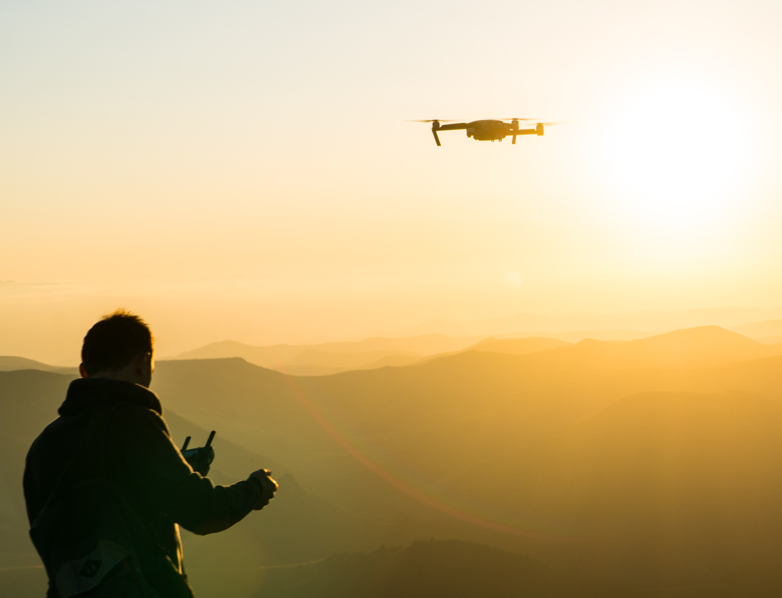 Pilote de drone au crepuscule - via drone DJI Mavic Pro 2 en Wallonie